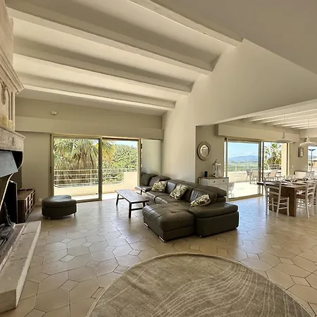 Villa Blanche Pour 8 Personnes Avec Piscine Privee A La Londes-les-maures