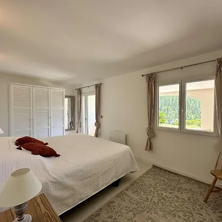 Villa Blanche Pour 8 Personnes Avec Piscine Privee A La Londes-les-maures