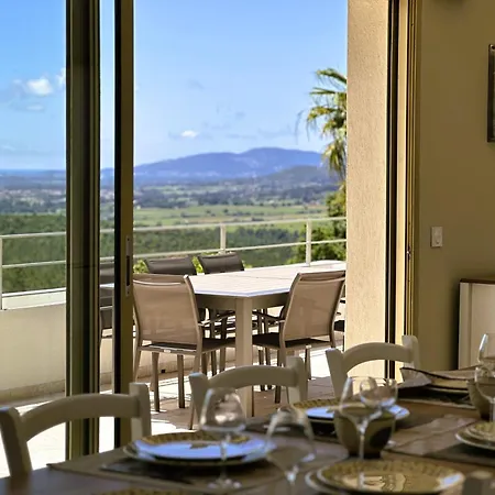 Blanche Pour 8 Personnes Avec Piscine Privee A La Londes-les-maures Villa