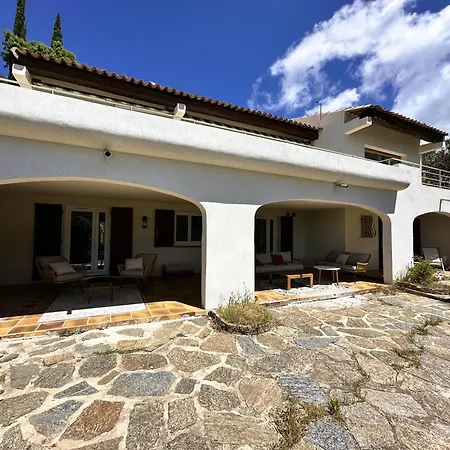 Blanche Pour 8 Personnes Avec Piscine Privee A La Londes-les-maures *
