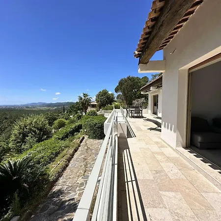 Blanche Pour 8 Personnes Avec Piscine Privee A La Londes-les-maures Villa