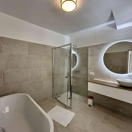 Blanche Pour 8 Personnes Avec Piscine Privee A La Londes-les-maures Villa La Londe-les-Maures